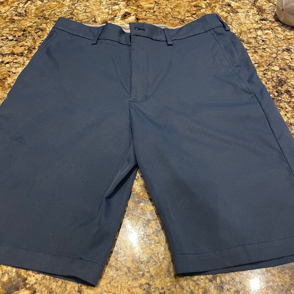Walter Hagan Mens golf shorts size 32- Like new!